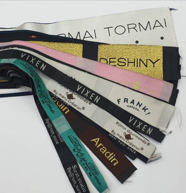ป้ายยี่ห้อเสื้อผ้า ชื่อ ของลูกค้า เริ่มขนาด ความกว้าง  10mm,13 mm,15 mm,18 mm,20 mm,25 mm,30mm ให้คำปรึกษา